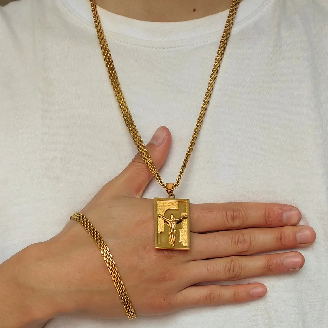 Cadena Chinesca con Placa de Cristo y Pulsera