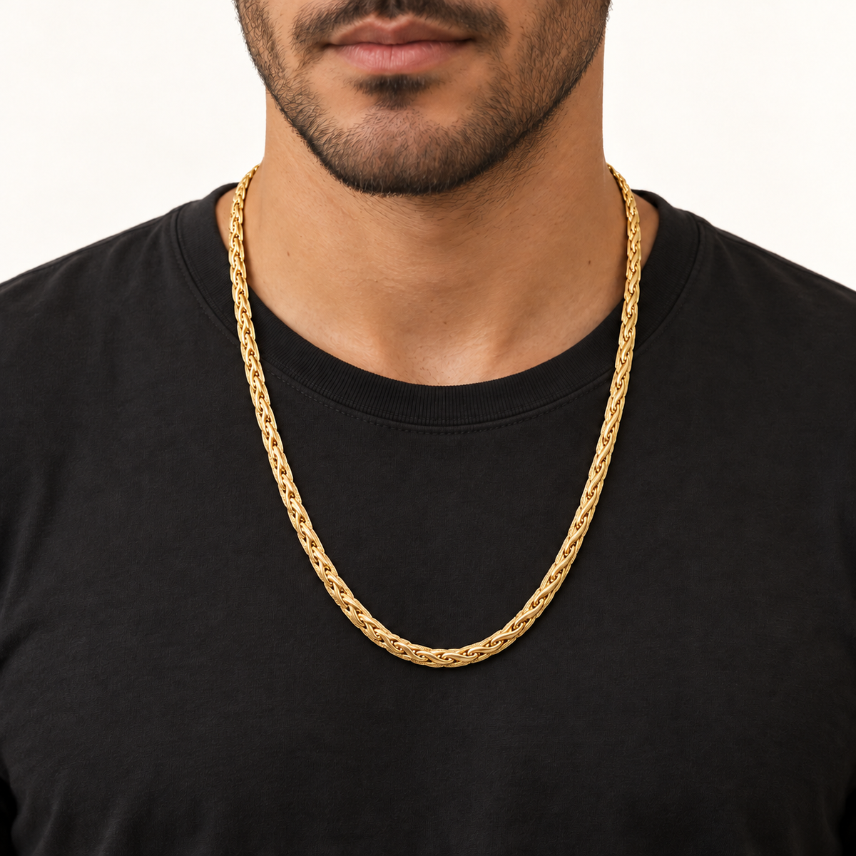 Cadena en rodio tejido Serpiente: representación de uso con proporción más delgada sobre camiseta negra